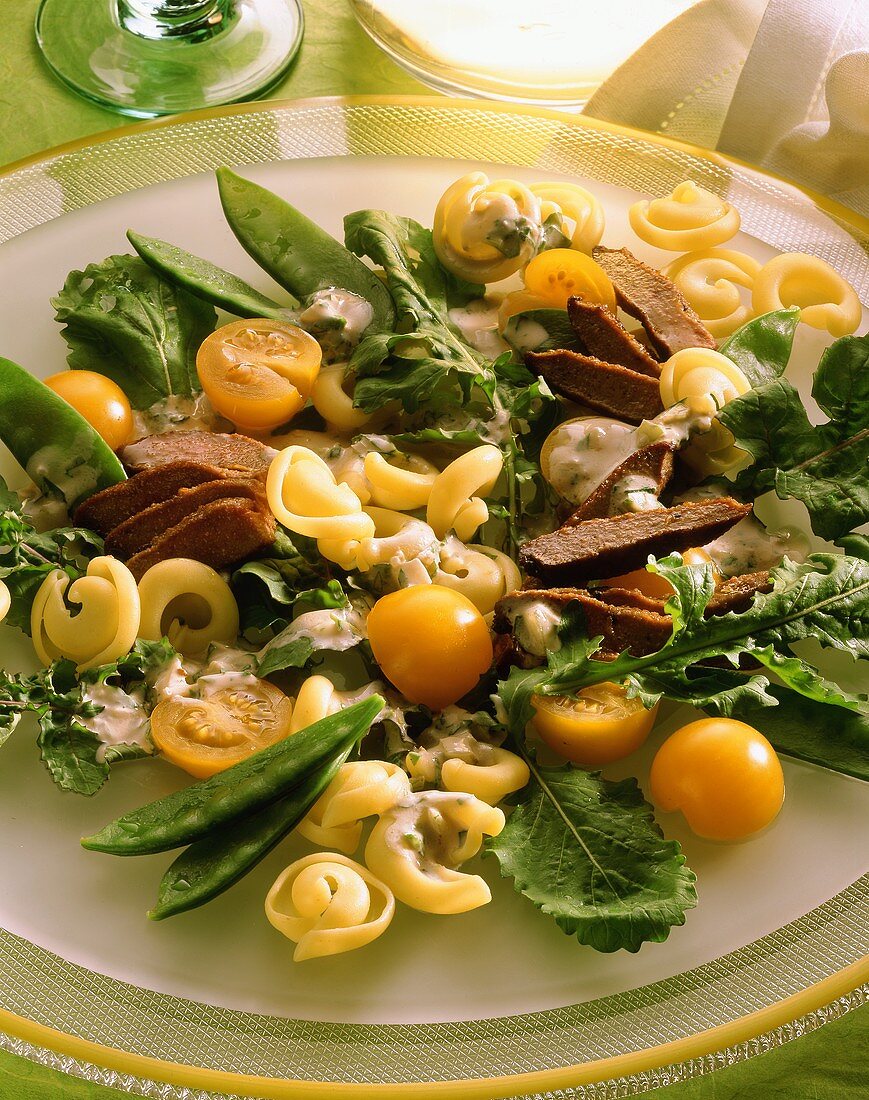 Gemischter Salat mit Kalbsleberstreifen, Gemüse & Nudeln