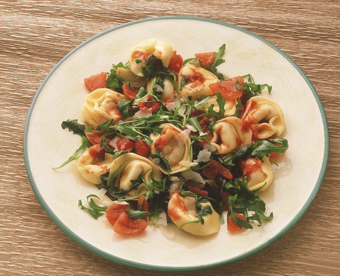 Tortellini salad with tomatoes, rocket and parmesan
