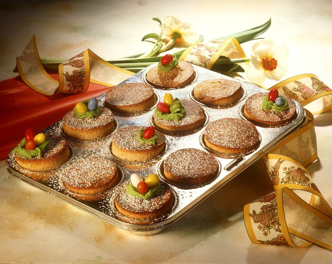 Mandel-Muffins für Ostern, einige mit Zuckereiern verziert