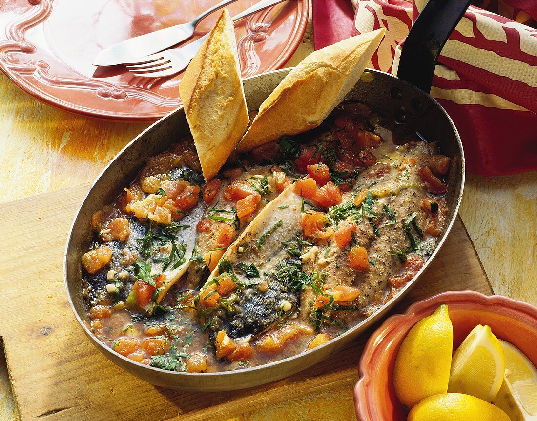 Makrelen mit Tomaten in Pfanne