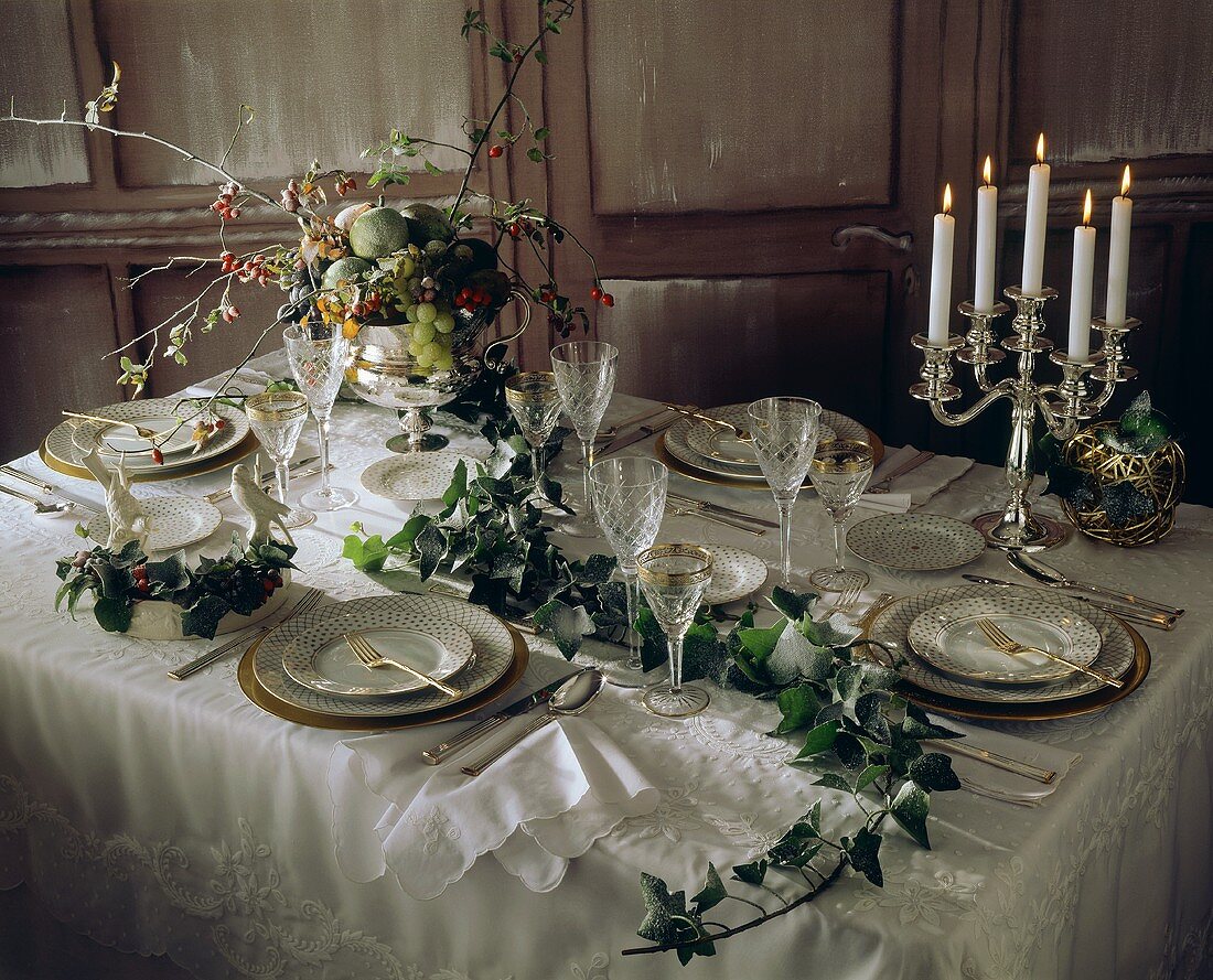 Winterlicher, festlich gedeckter Tisch mit Kerzen