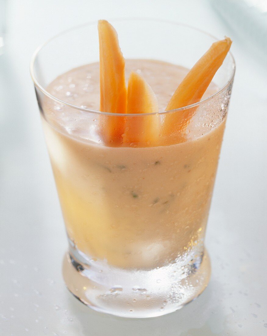 Karotten-Milch-Shake mit Minze im Glas
