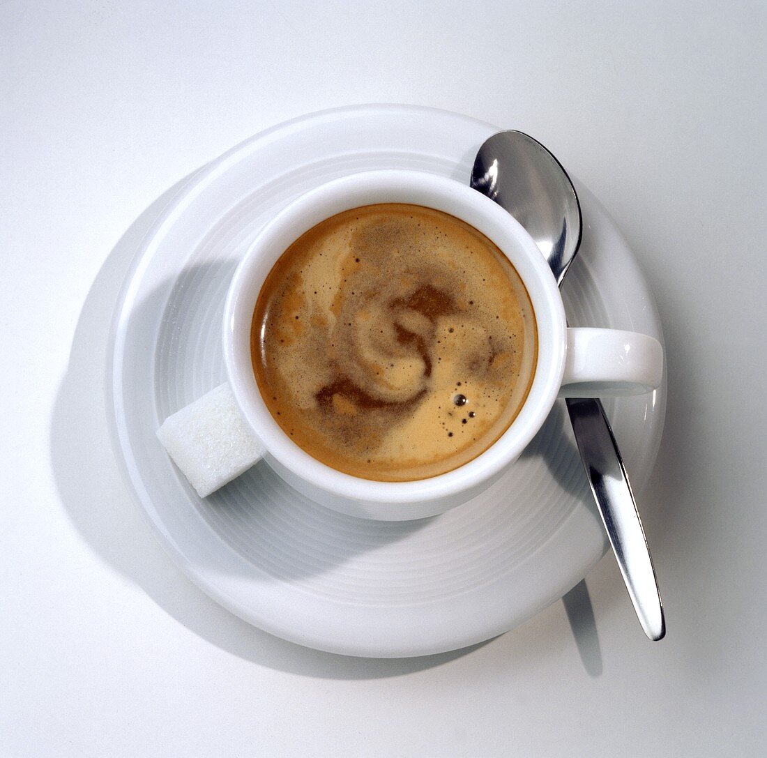 Kaffee in weisser Tasse mit Löffel