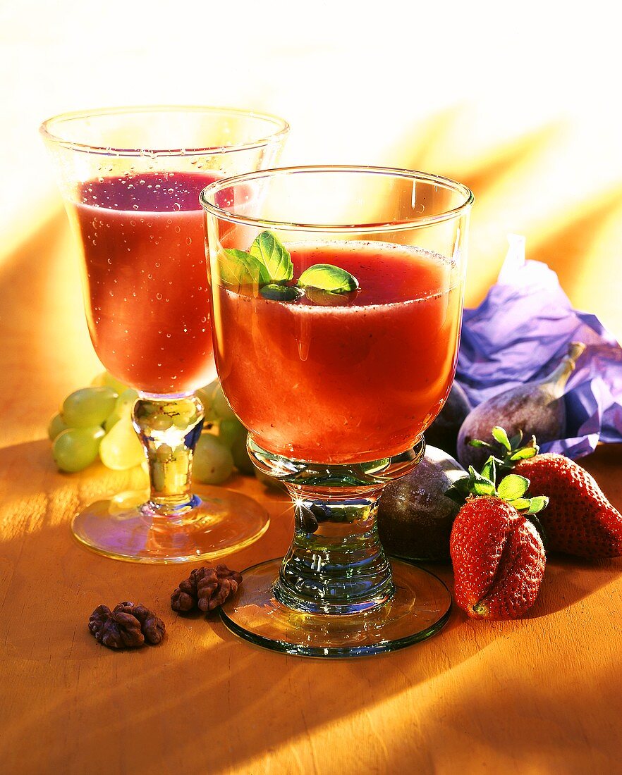 Zwei Gläser mit Erdbeer-Früchte-Saft