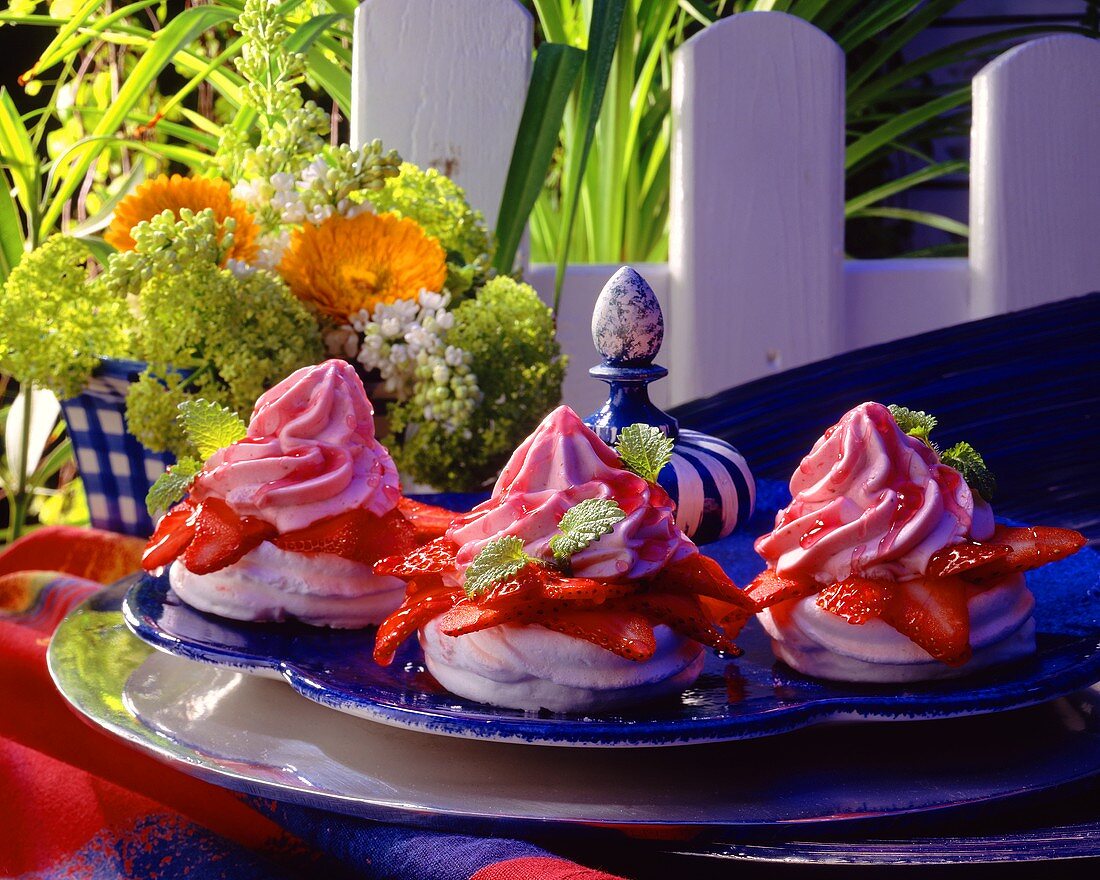 Baisertörtchen mit Erdbeeren & Erdbeersofteis