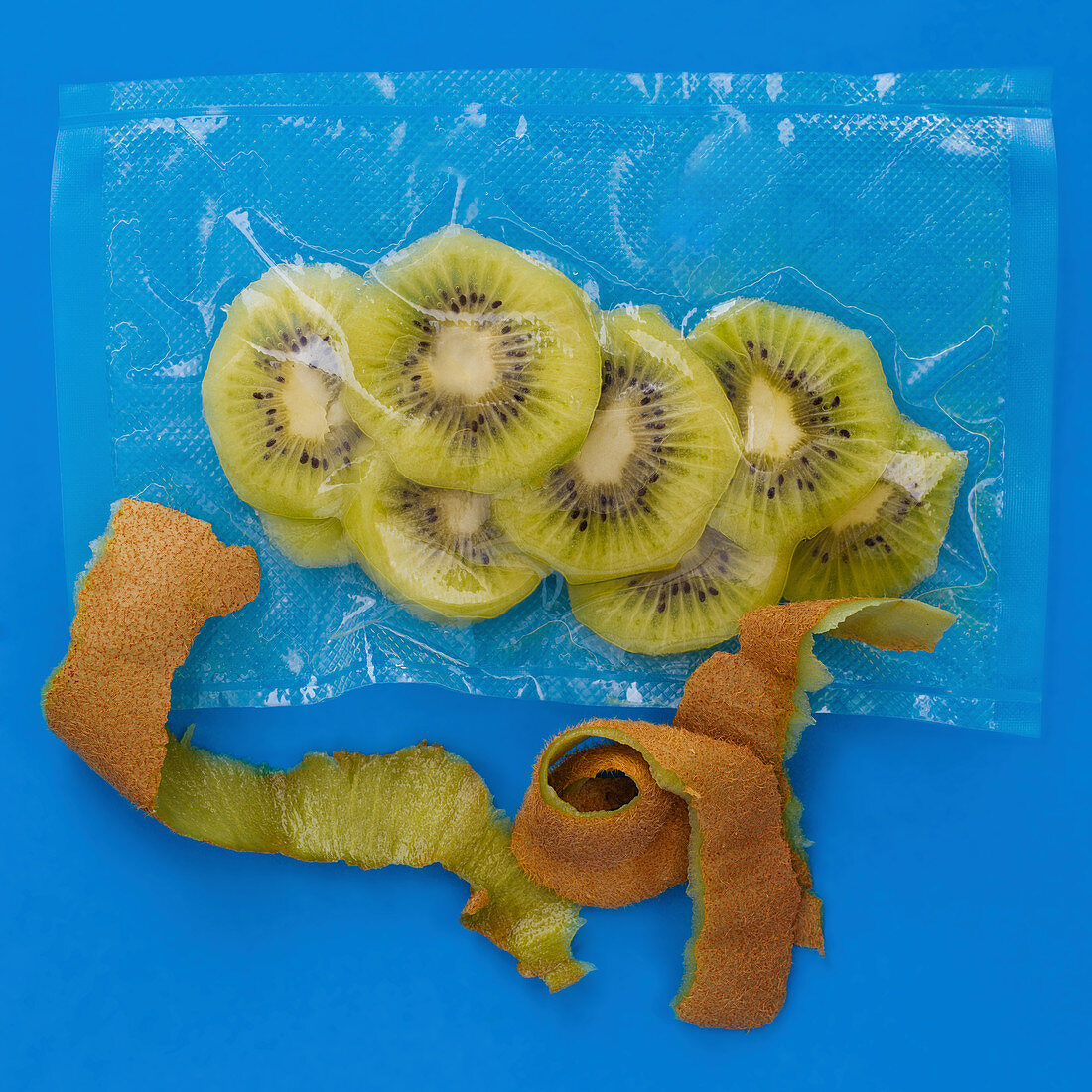 Kiwi slices vacuum-packed in a plastic bag