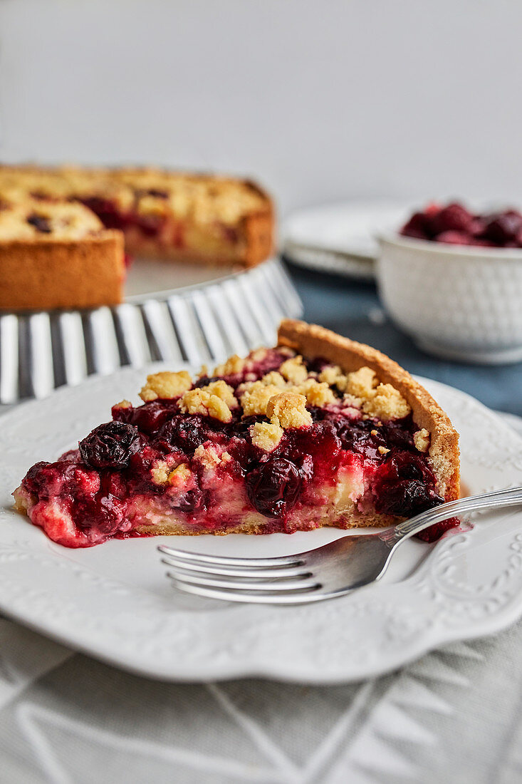 Ein Stück Kirschkuchen mit Streuseln