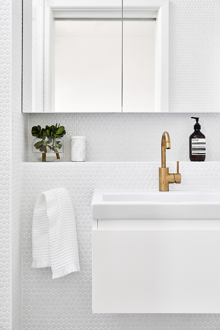 Square sink with floating base unit below ledge used as shelf