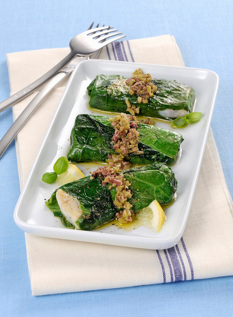 Seehecht-Salat-Röllchen mit Olivenpesto