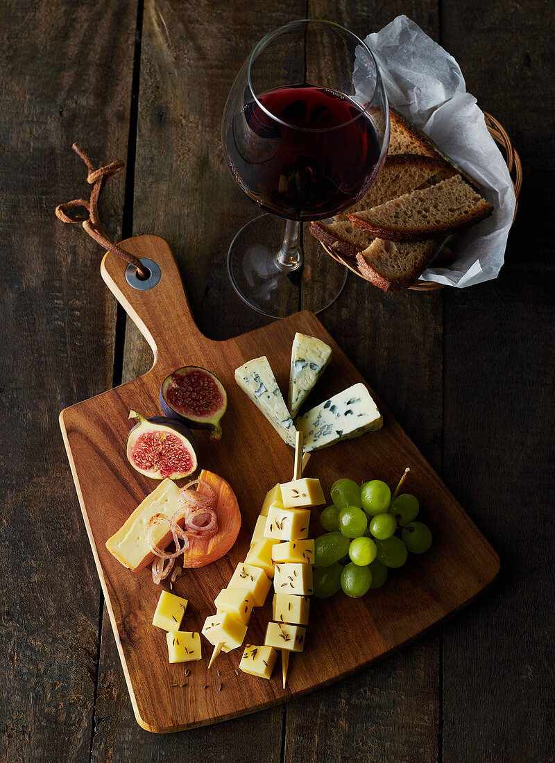 Rustikale Käseplatte und ein Glas Rotwein