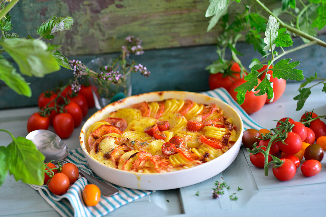 Vegetarisches Kartoffel-Tomaten-Gratin mit Gorgonzola