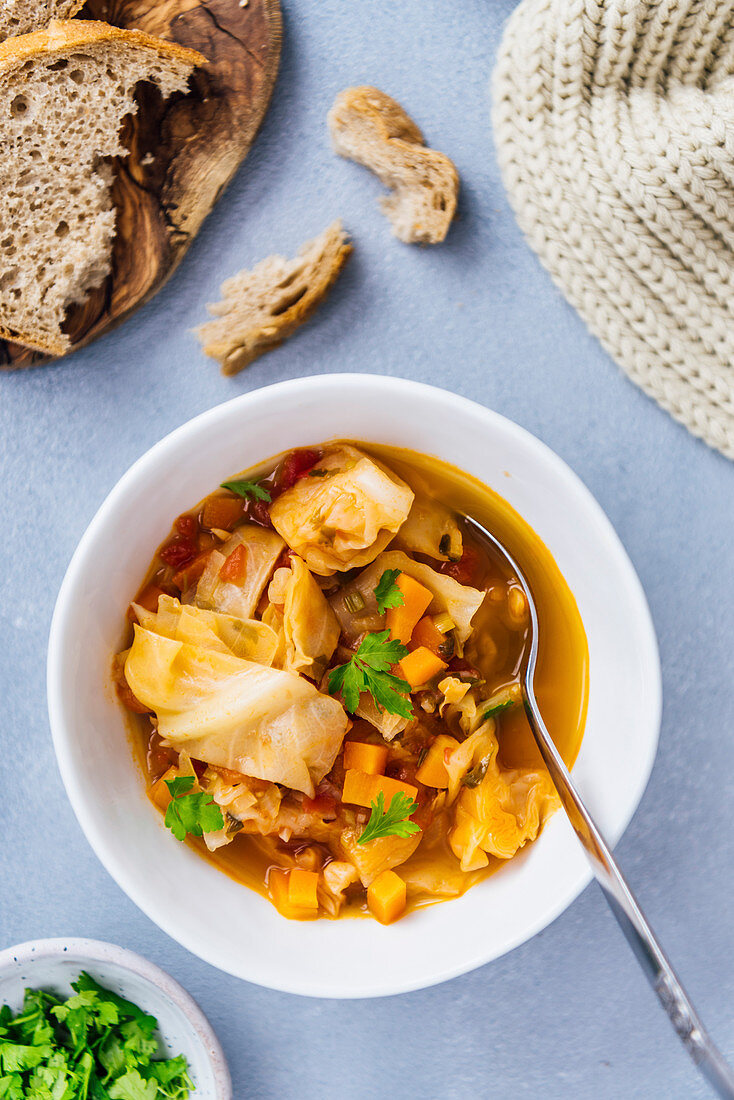 Vegane Kohlsuppe serviert mit Brot