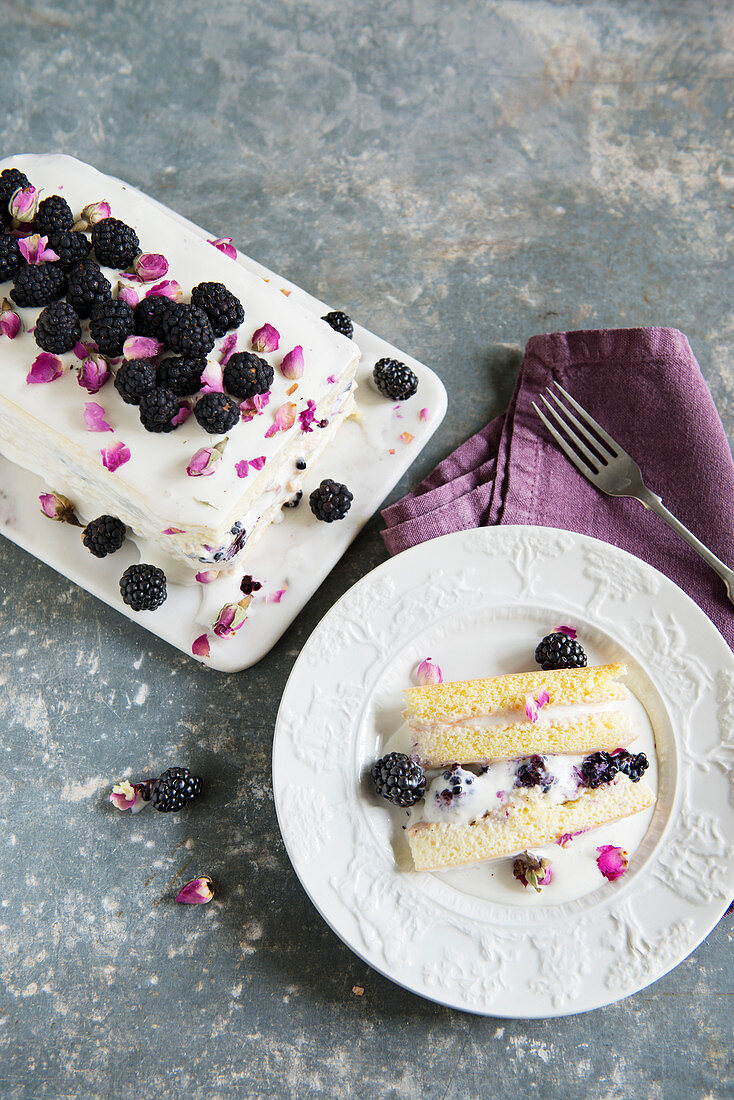 Sahneeiskuchen mit Brombeeren und Rosenblütenblättern