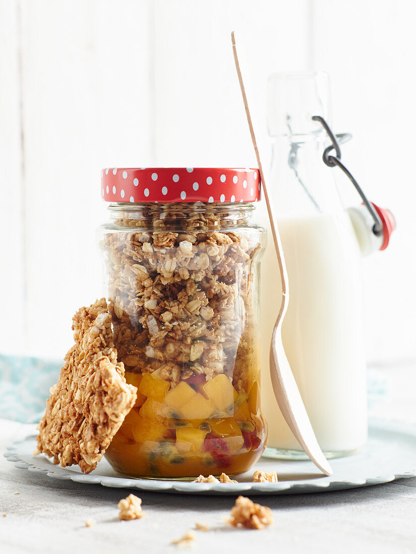 Granola mit Mango und Passionsfrüchten im Glas