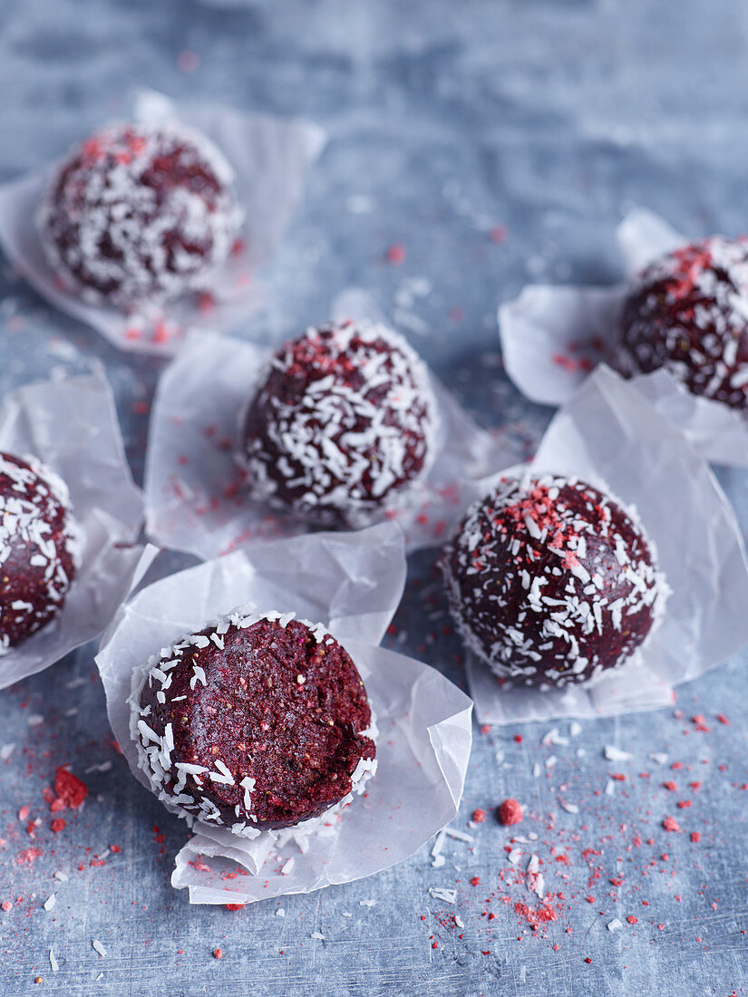 Power Berry Balls with coconut