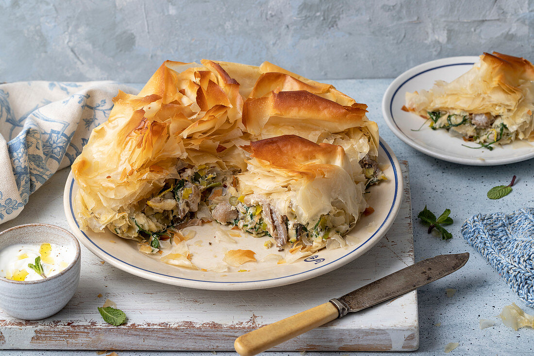 Filoteig-Tarte mit Champignons, Lauch, Spinat und Rucola