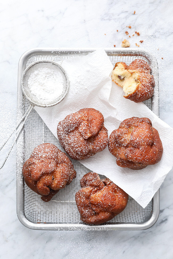 Kirchweihnudeln (Bavarian doughnuts with raisins)