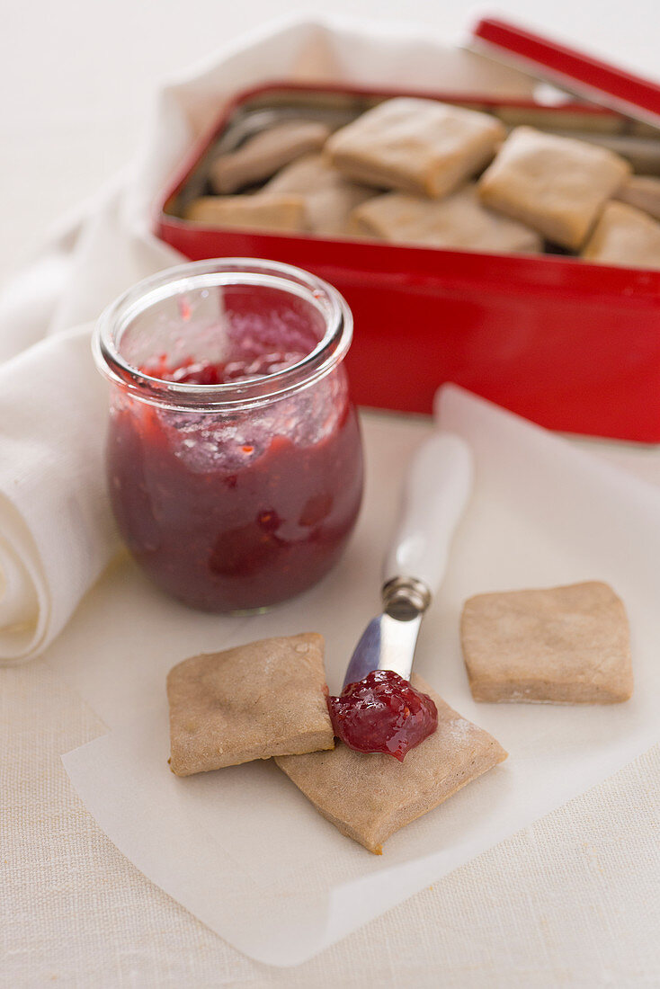 Himbeerquadrate mit Himbeermarmelade