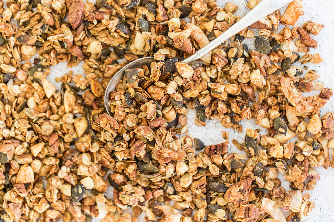 Knusprig gebackenes Granola mit Mandeln und Pekannüssen