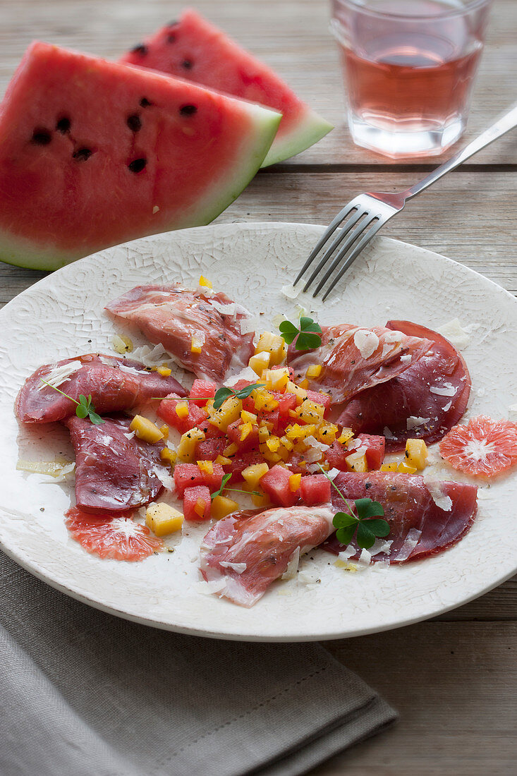 Rohschinken-Ravioli mit Gemüsefüllung und Wassermelonen-Paprika-Salat