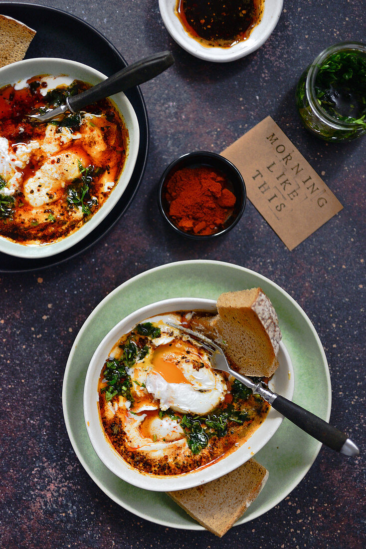 Cilbir (Türkische Eier) zum Frühstück