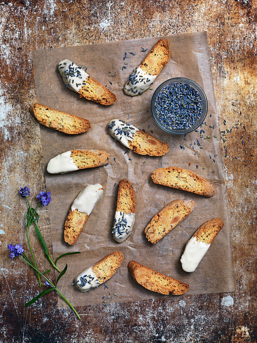 Biscuits mit Lavendel und weißer Schokolade