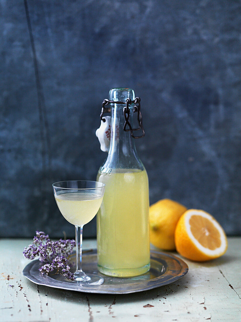 Limonade in Flasche und Glas