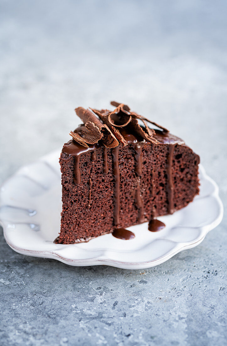 Ein Stück kalorienarmer Schokoladenkuchen