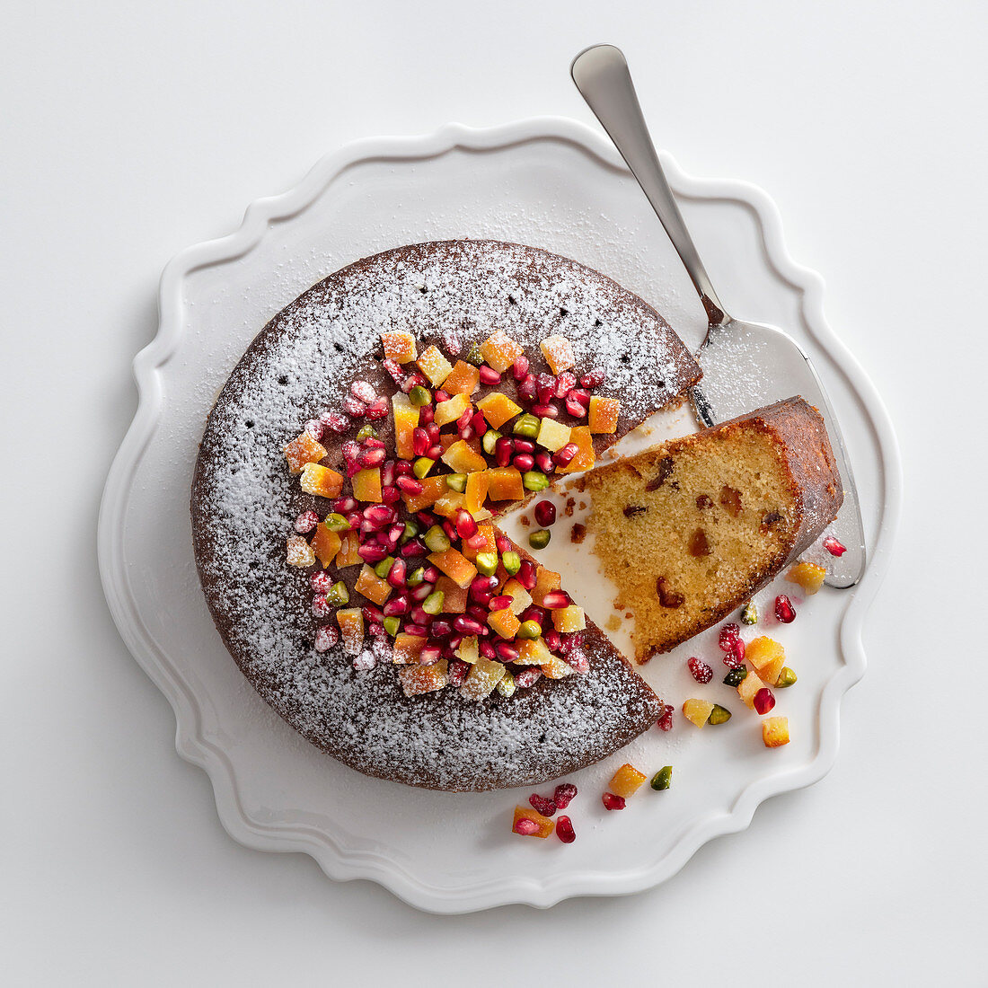 Almond cake with oranges and dates
