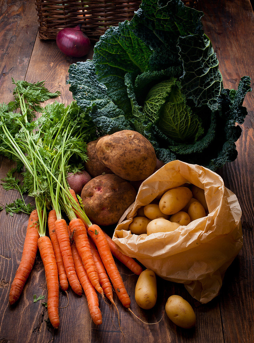 Different types of vegetables (carrots, potatoes, savoy cabbage, onions)