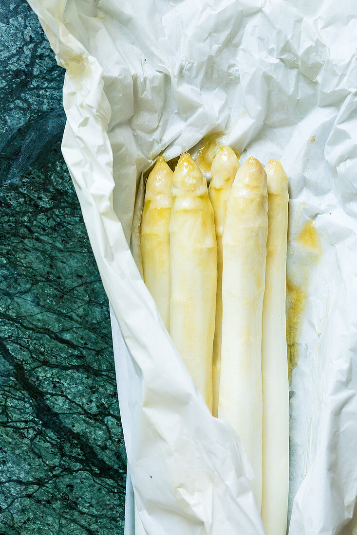 Asparagus en papillote with butter and lemon