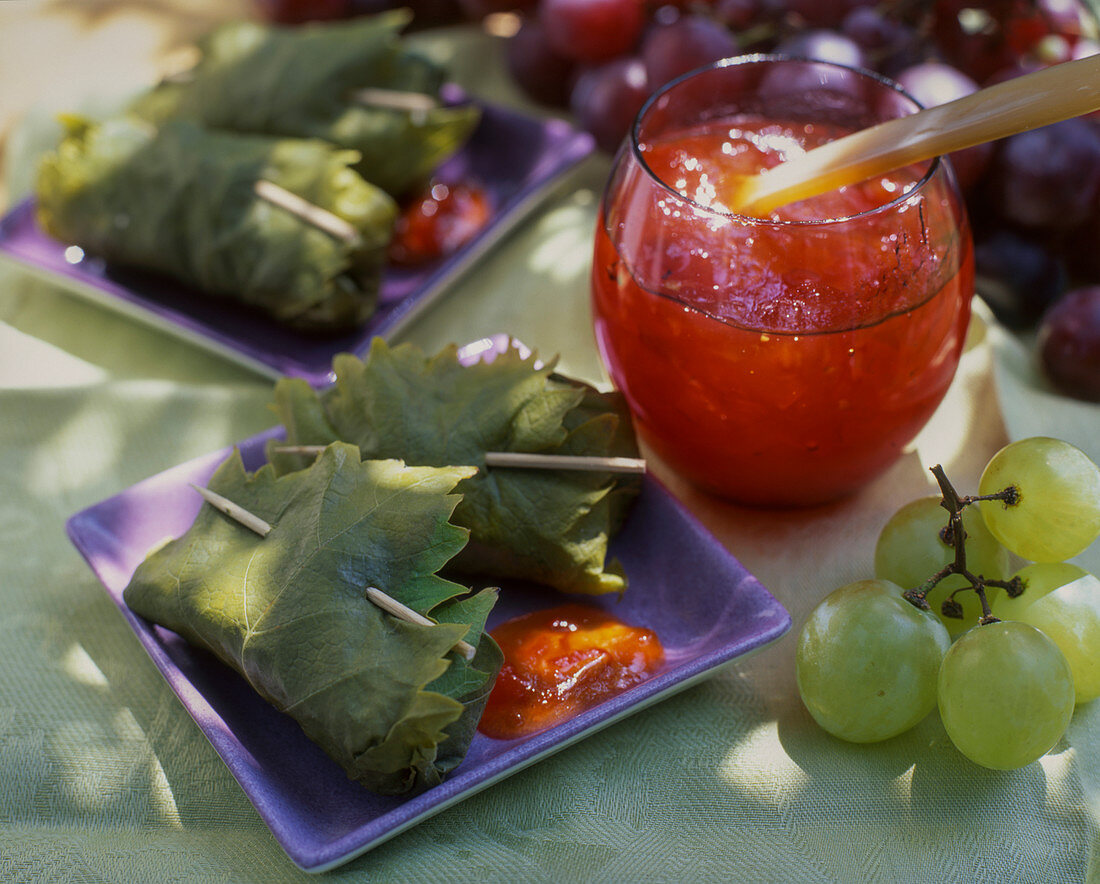 Traubenmarmelade und gefüllte Weinblätter