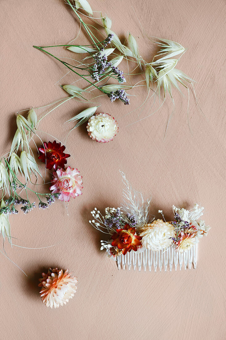 Mit Trockenblumen beklebte Haarspange