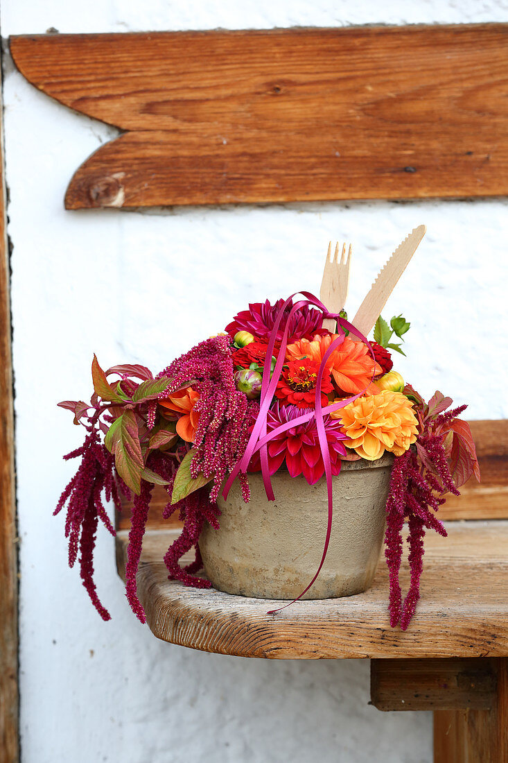 Spätsommerlicher Strauß mit Dahlien, Zinnien und Amaranthus