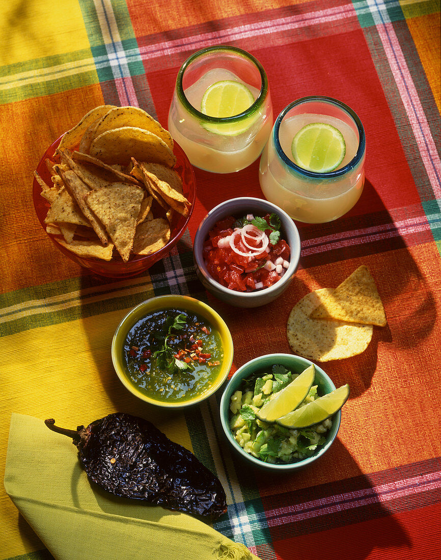 Tortilla chips, guacamole, salsa and drinks (Mexico)