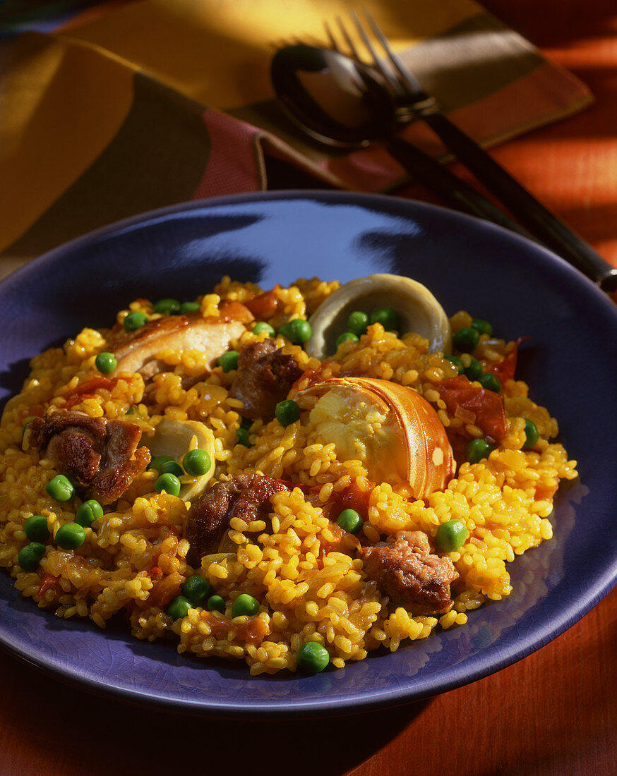 Paella mit Fisch, Muscheln und Erbsen