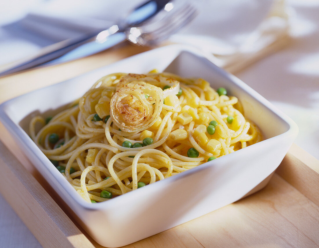 Spaghetti mit Erbsen, Mais und Zwiebeln