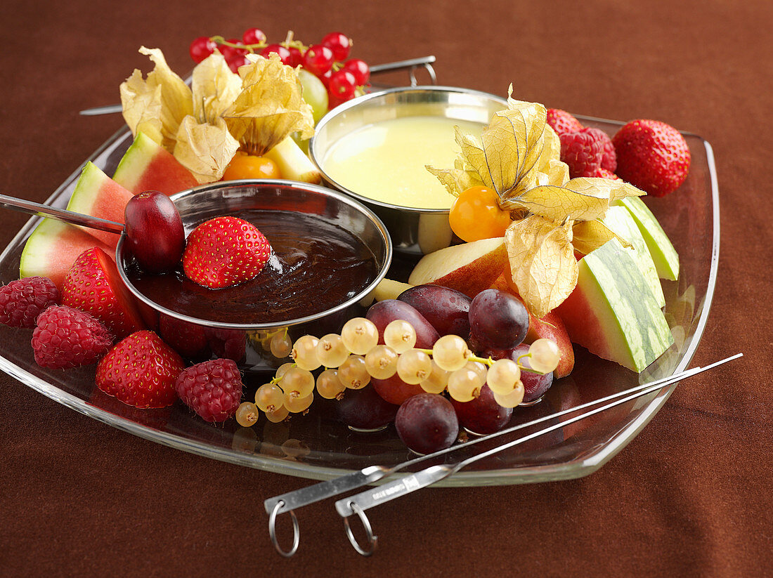 Chocolate fondue with fresh fruit (topic : fruits for tea time)