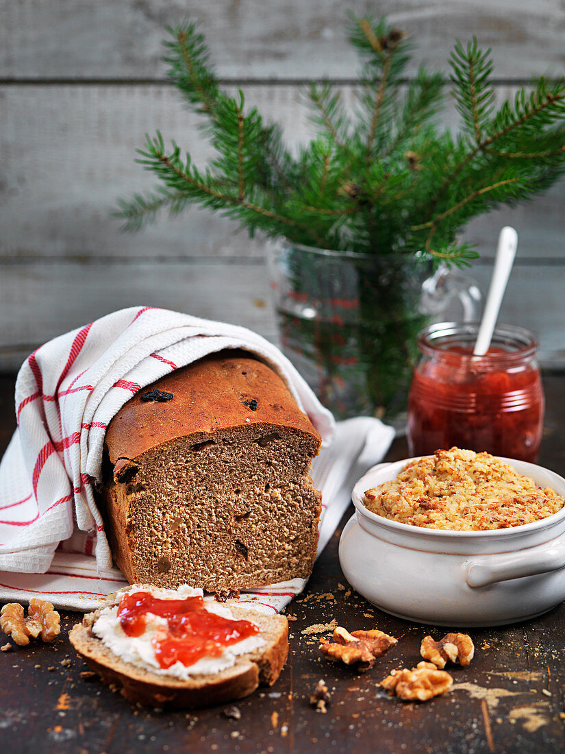 Raison bread with baked almond cheese and strawberry jam