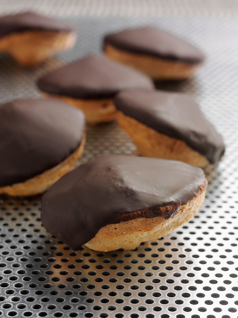 Mandelbiscuits mit Schokoladenglasur