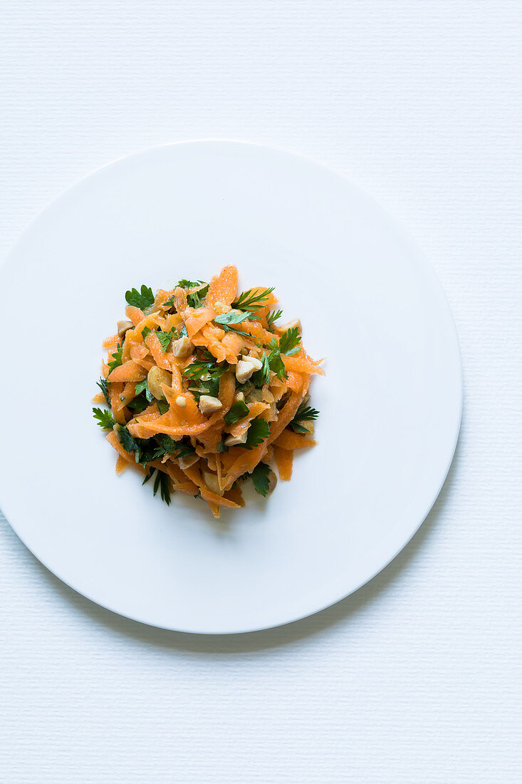 Carrot salad with peanuts