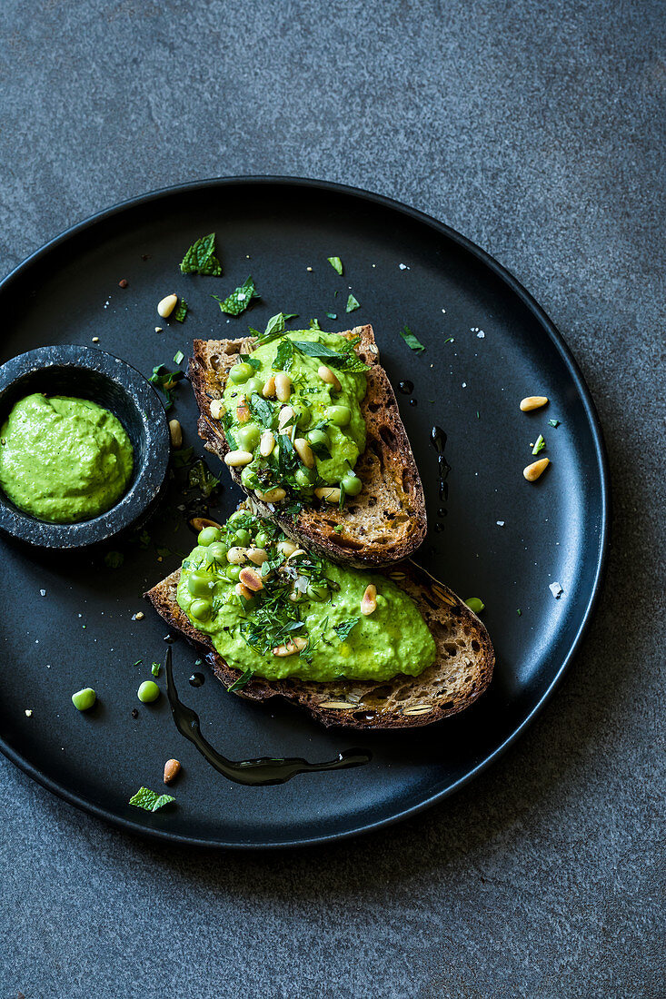 Bauernbrot mit Erbsenpesto