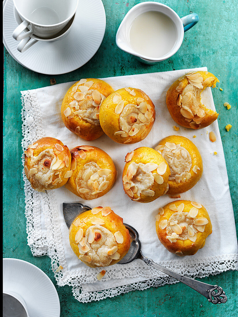 Vegane Safranbrötchen mit Mandeln