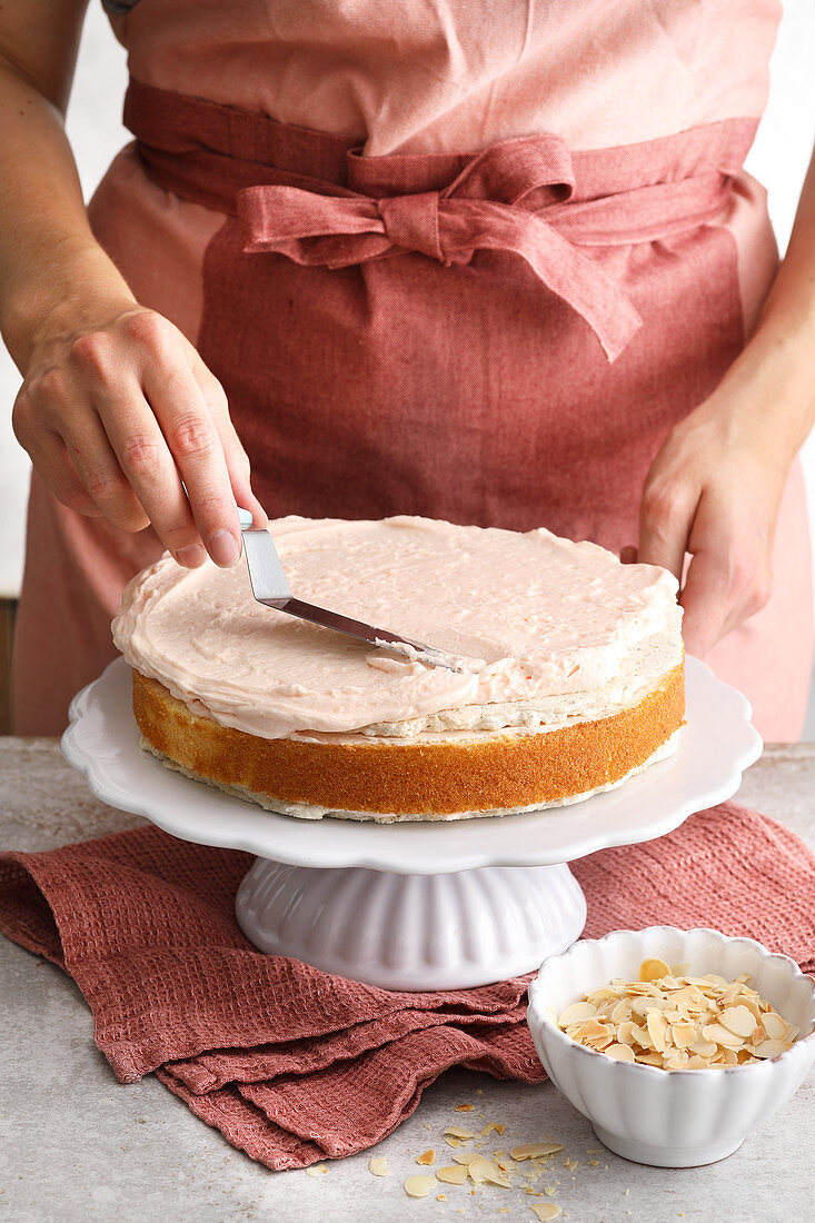 Tortenboden mit Buttercreme bestreichen