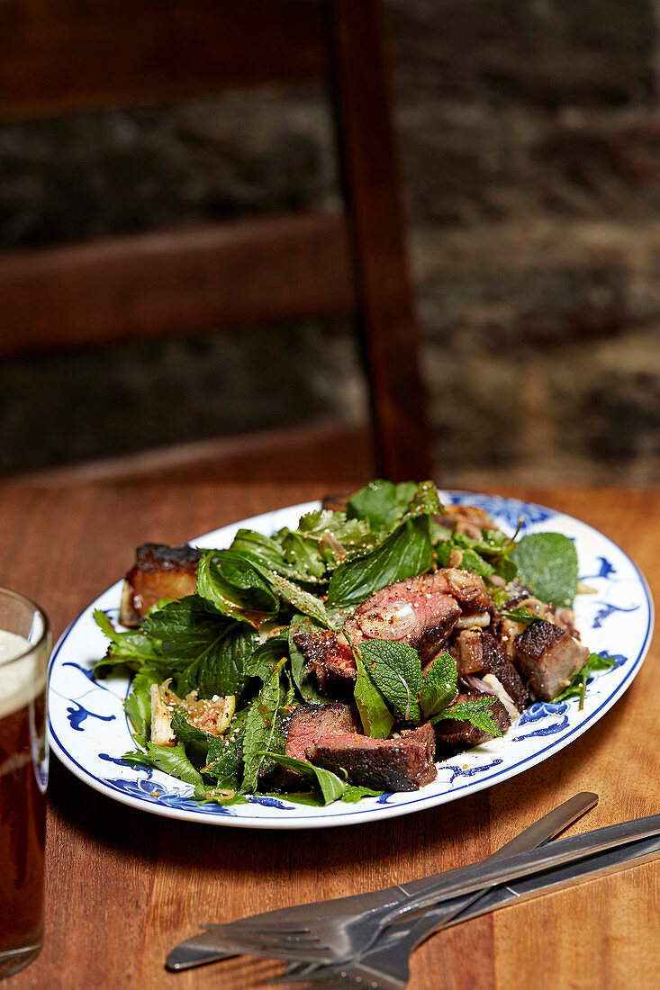 Nahm-Dtok-Salat mit Aged Ribeye Steak (Thailand)