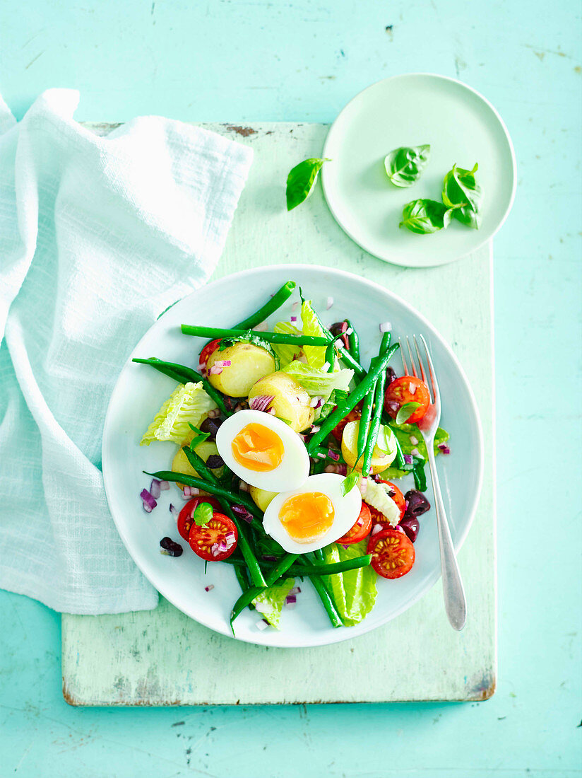 Vegetarischer Nizzasalat mit wachsweichen Eiern