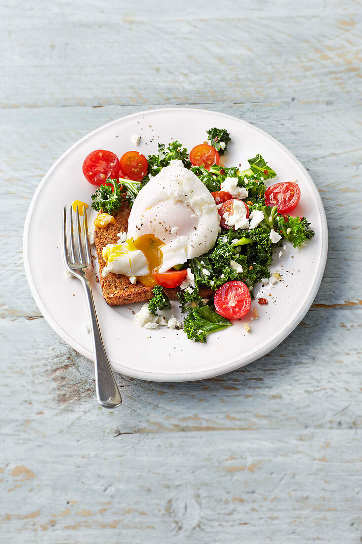 Kale, tomato and poached egg on toast