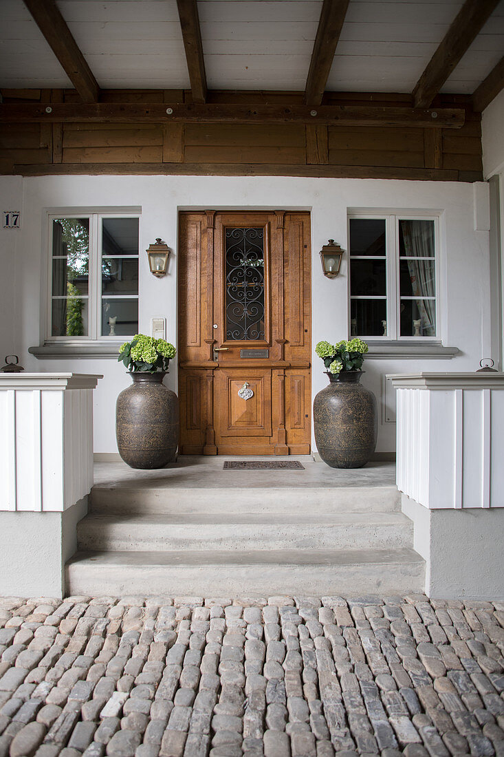 Stufen im überdachten Hof zur Haustür eines Bauernhauses