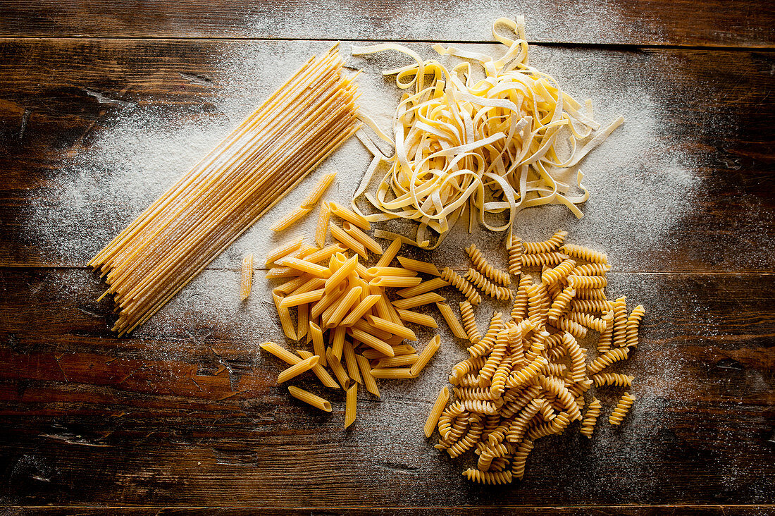 Getrocknete Nudeln (Tagliatelle, Spaghetti, Penne und Fusilli)