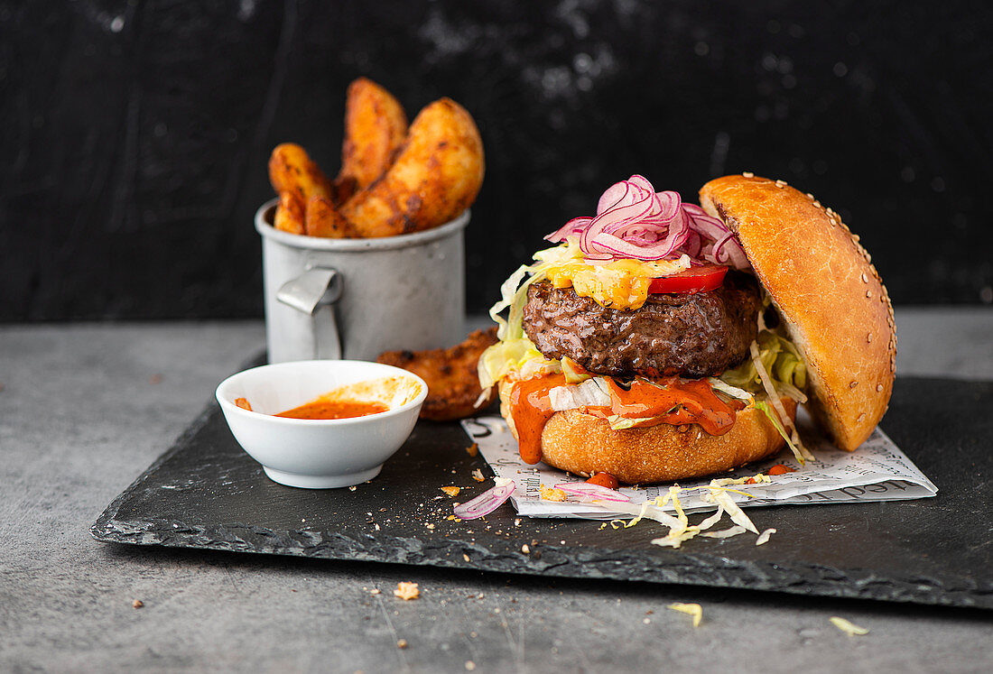 Burger mit Cheddar und Zwiebeln